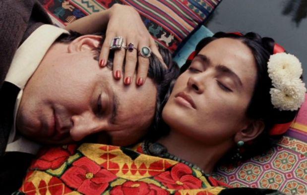 Сельма Хайек много лет добивалась возможности изобразить Фриду Кало, и не прогадала: фильм "Фрида" (2002) не просто вывел ее в суперзвезды, но и окончатнельо закрепил романтический  миф о страстной  и  несчастной мексиканке.    Pinterest.com