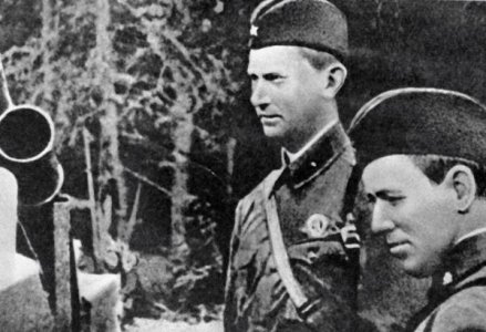 Писатели Михаил Шолохов (справа) и Александр Фадеев (слева) во время Великой Отечественной войны.
