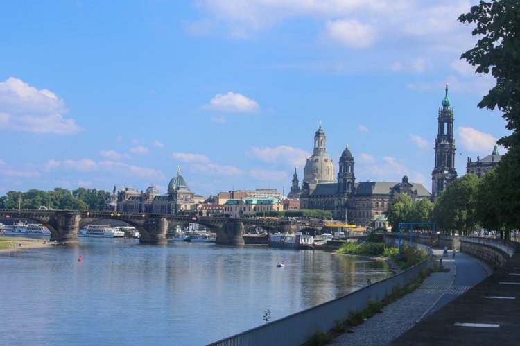 Дрезден, вид на Старый город с набережной Острауфер, где в 2006 году был установлен памятник Ф. М. Достоевскому работы скульптора Александра Рукавшникова.