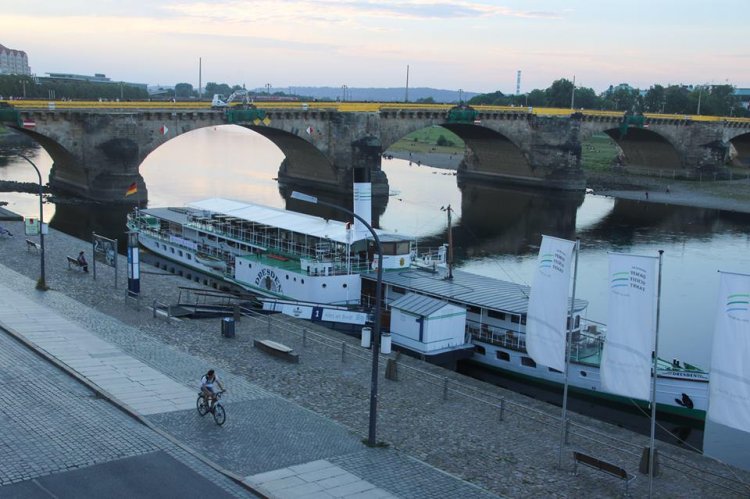 Дрезден, набережная Эльбы, мост Августа Сильного, соединяющий Старый и Новый город. В своём дневнике А. Г. Достоевская называет его Старым мостом.