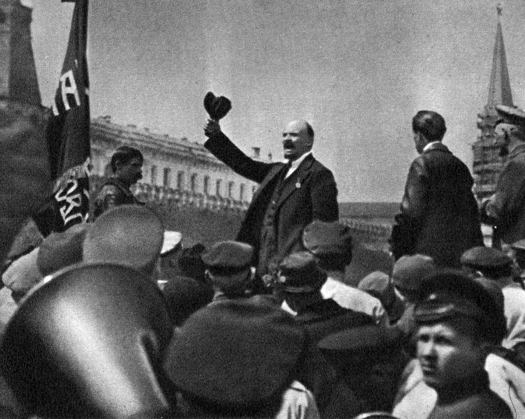 Ленин на параде частей Всеобуча в Москве.