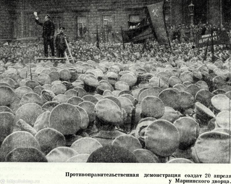100-лет-революции-автомобиль-1917 Противоправительственный митинг солдат