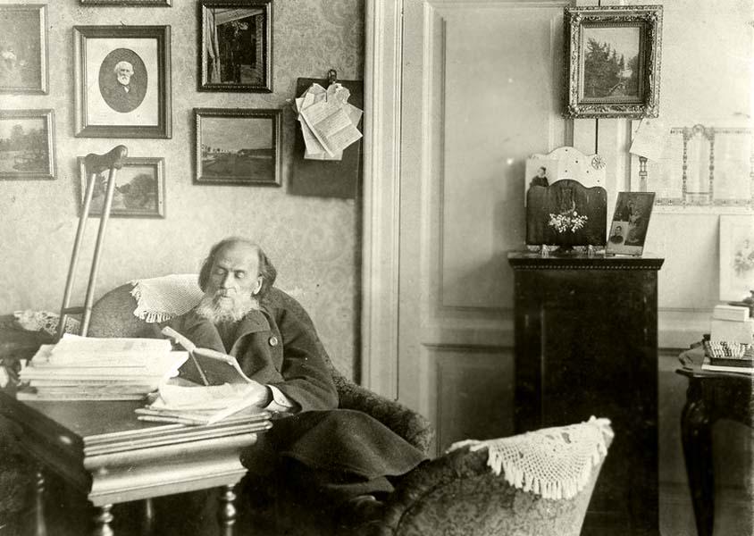 Я.П. Полонский в своем кабинете, в квартире на углу Бассейной и Знаменской улиц в Петербурге.