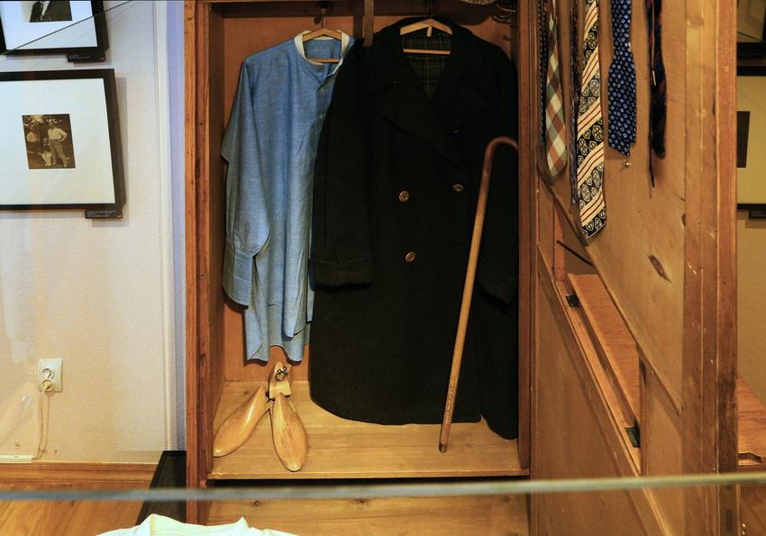 В Белгородском литературном музее представлены одежда, обувь и галстуки Владимира Маяковского. Как одевался знаменитый поэт – сначала из того, что было под рукой, затем вычурно и, в конце концов, элегантно