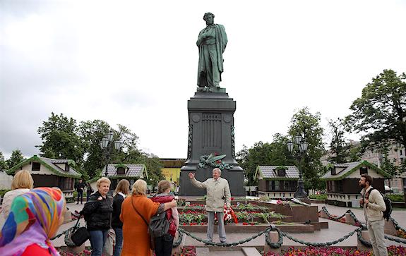 Цветы у памятника Пушкину в Москве 6 июня