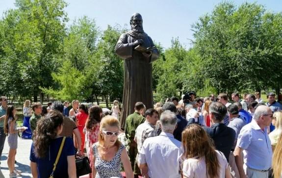 В Астрахани открыли первый в России памятник Омару Хайяму