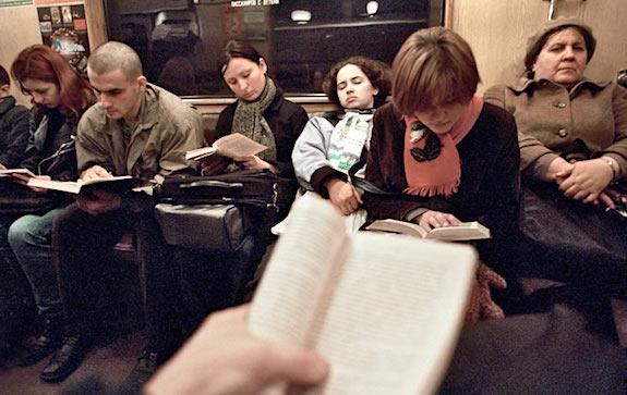 чтение в метро