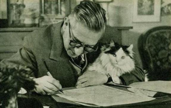 Фото: Jean-Paul Sartre and his existentialist kitty/ewsfeed.time.com