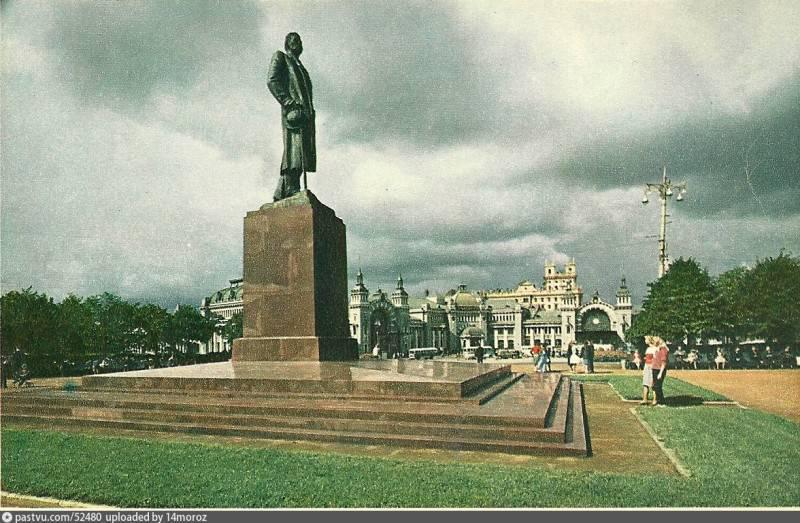 памятник-Горькому Белорусский Басинский