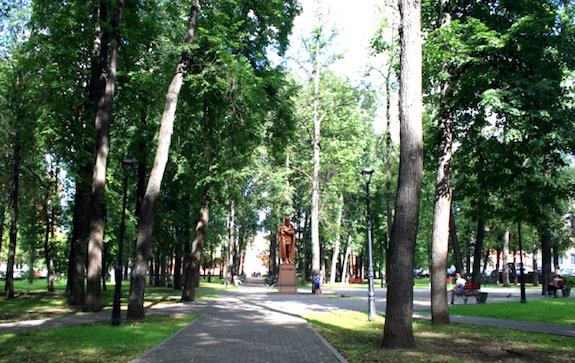 модель памятника Достоевскому расположена в Саду Декабристов