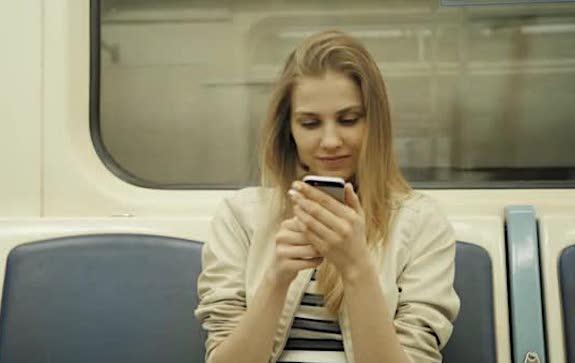 Студентка читает в метро