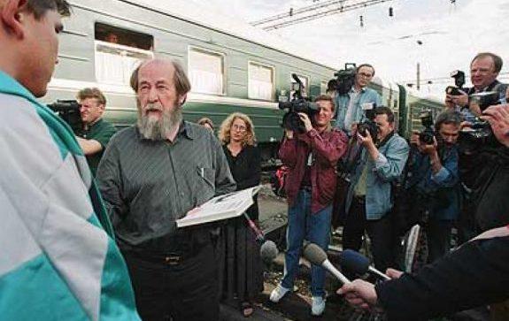 О возвращении Александра Исаевича Солженицына в Россию после американской ссылки вспоминают очевидцы этого события.