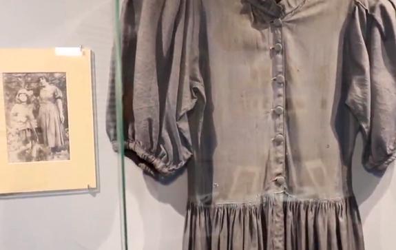 Платье-Марины-Цветаевой-на-выставке-Писатель,-мода-и-стиль