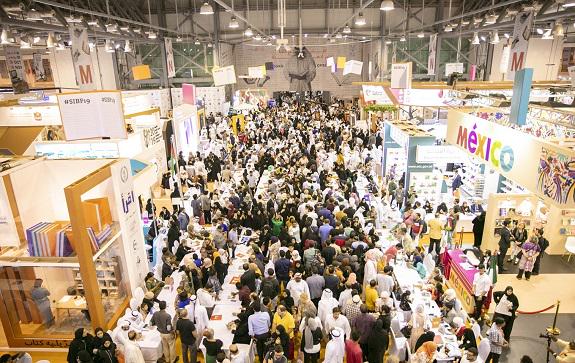 Sharjah International Book Fair кажется воплощенной сказкой 1001 ночи – но под ее фантастическим размахом и восточным гостеприимством кроется прагматичный расчет