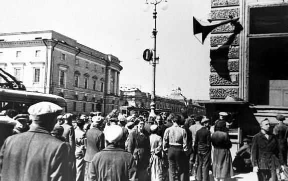 22 июня 1941 года. Ленинград, Невский проспект. Война объявлена.