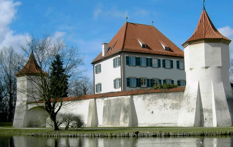 Замок Блютенбург, Мюнхен. Сейчас замок почти полностью принадлежит Мюнхенской Международной Молодёжной Библиотеке / ru.wikipedia.org