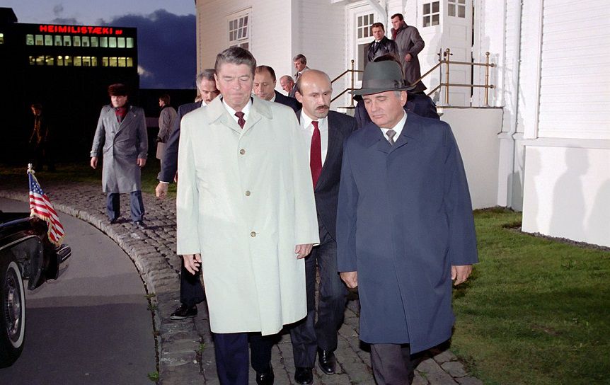 Палажченко (в центре) с Р. Рейганом и М. С. Горбачёвым. Рейкьявик, Исландия, 1986 г. / ru.wikipedia.org