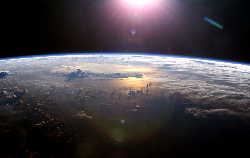 Sun Over Earth (NASA, International Space Station, 07/21/03) / flickr.com