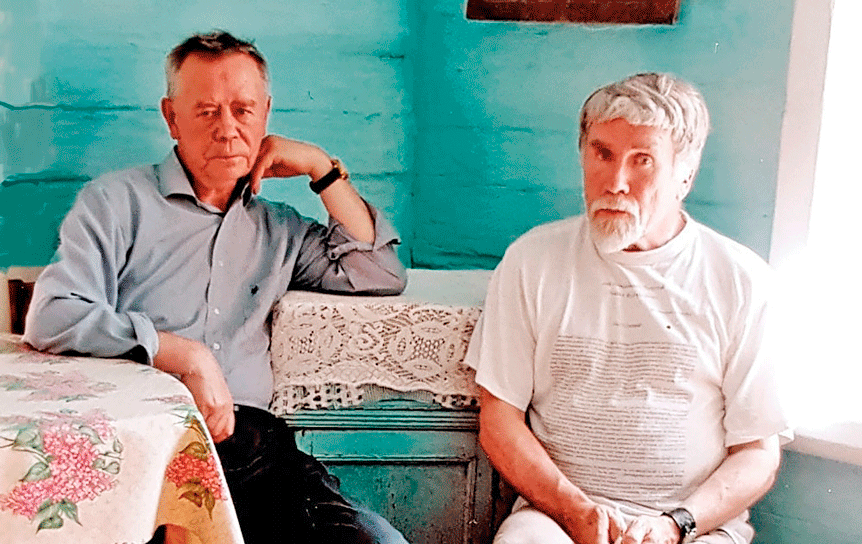 Валентин Распутин и Валентин Курбатов во время поездки по обреченным на затопление ангарским селам. Лето 2009 года.  / Геннадий Сапронов