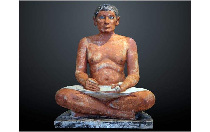 Древнеегипетский писец из Лувра - первый известный профессиональный писатель.  / Wikipedia