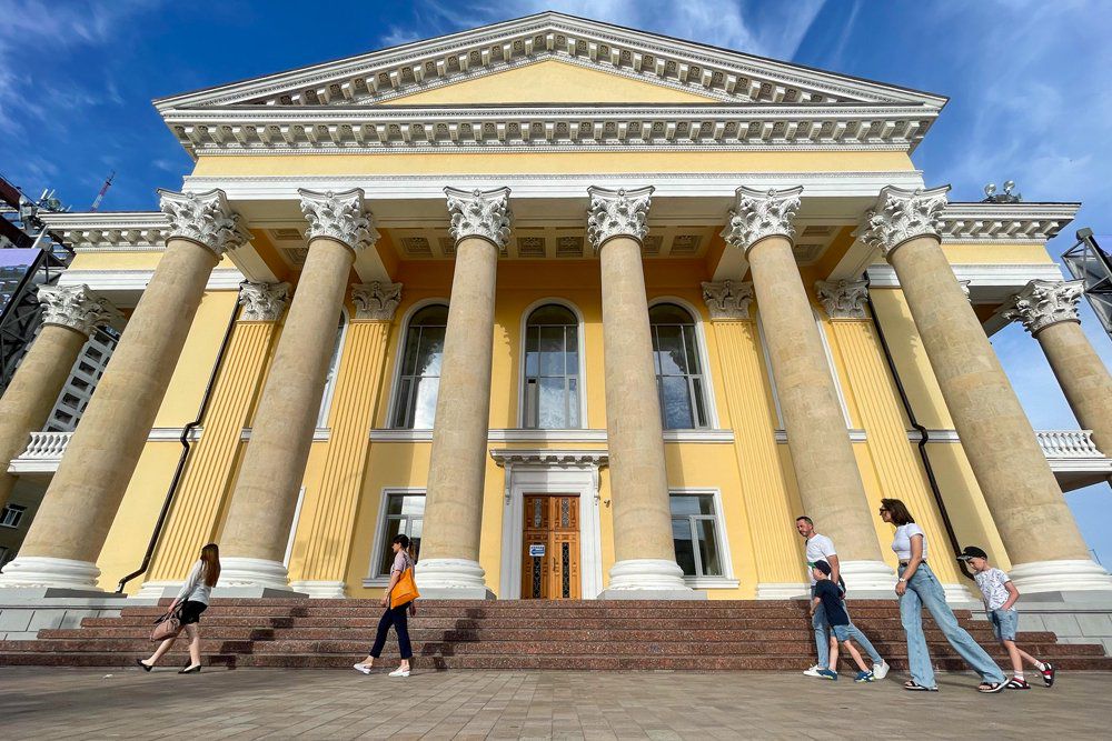 Попасть в величественное здание краевой библиотеки уже давно можно только через черный ход / Татьяна Барыбина / РГ