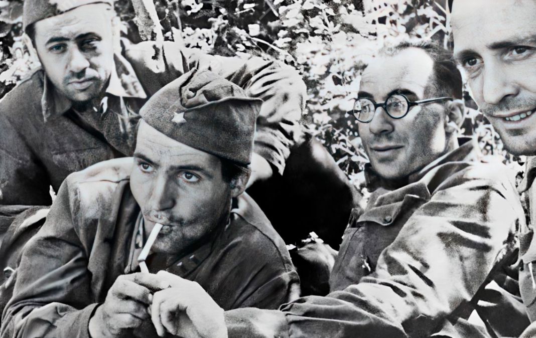 Константин Симонов (второй слева) среди друзей - фронтовых корреспондентов. 1942 год. / ТАСС