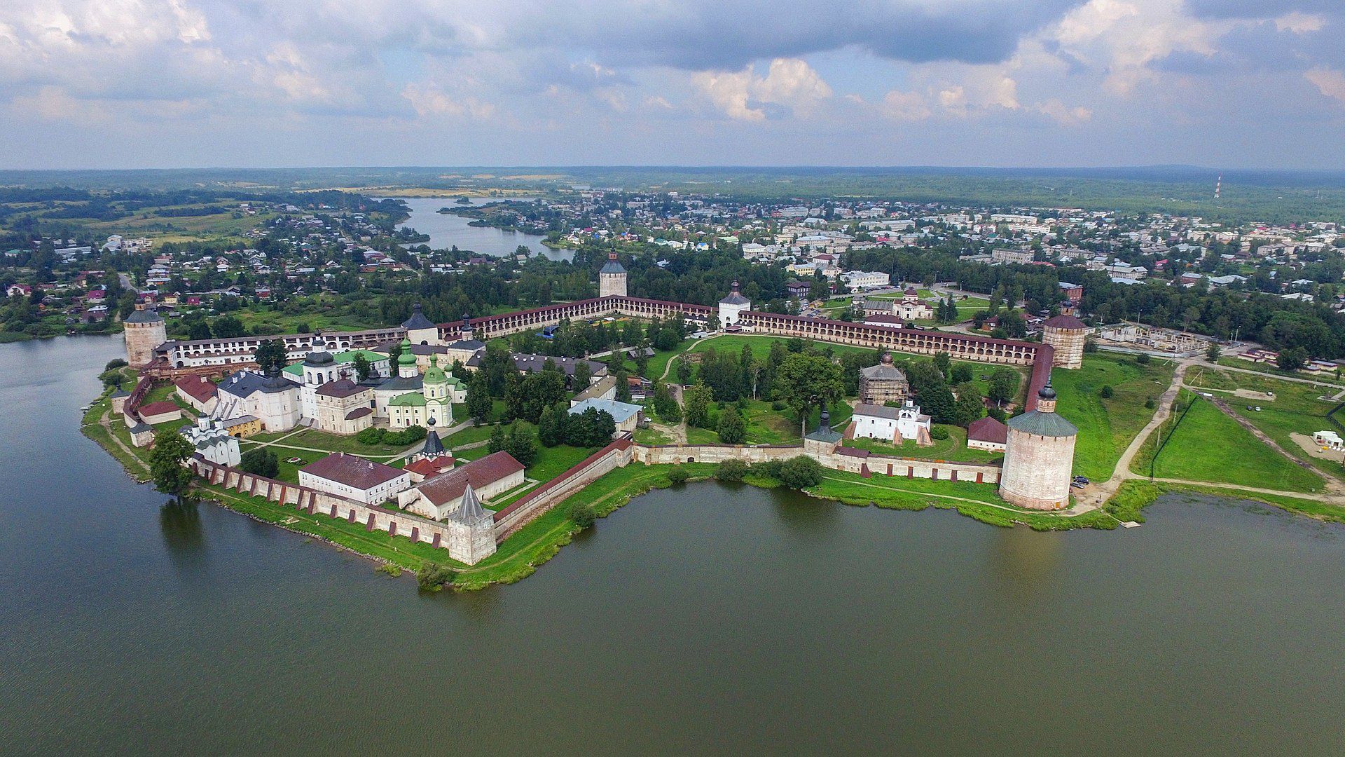 Вид на Кирилло-Белозерский монастырь / wikipedia.org