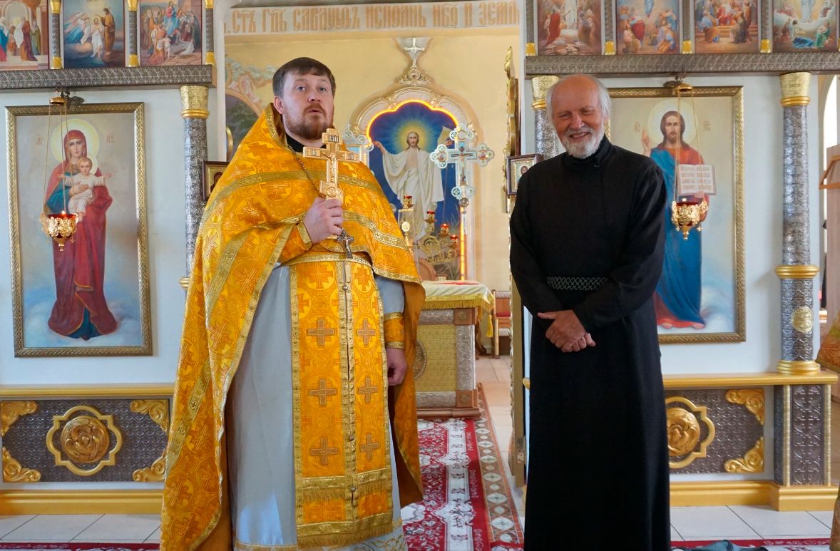 Олег Сенин (справа) — на амвоне Петропавловского храма в поселке Дубна