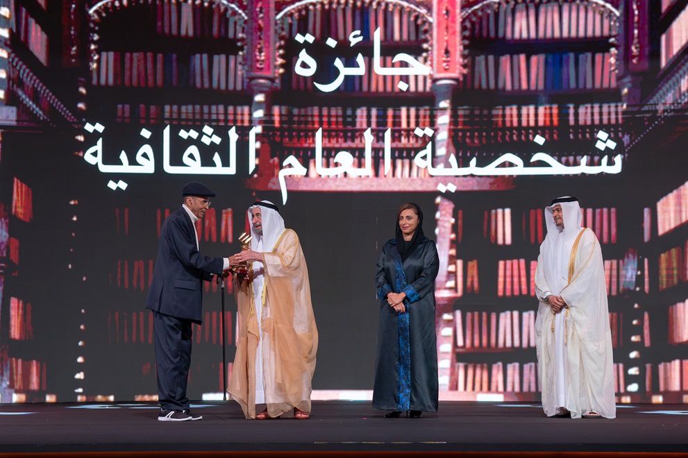 Эмир Шарджи вручает награду Ибрагиму аль-Куни / Фото: пресс-служба ярмарки