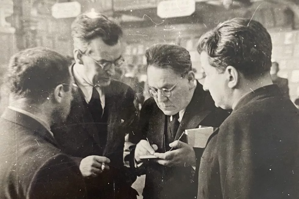 В советские годы на книжных базарах, как и сейчас на книжных фестивалях, писатели раздавали автографы. На фото — поэт Самуил Маршак / Фотофонд / XX век

