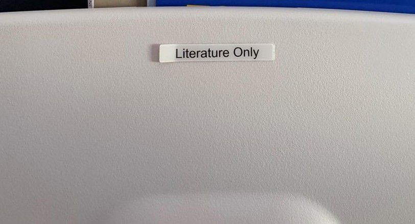 Фрагмент фотографии впередистоящего кресла в самолете из сети Reddit