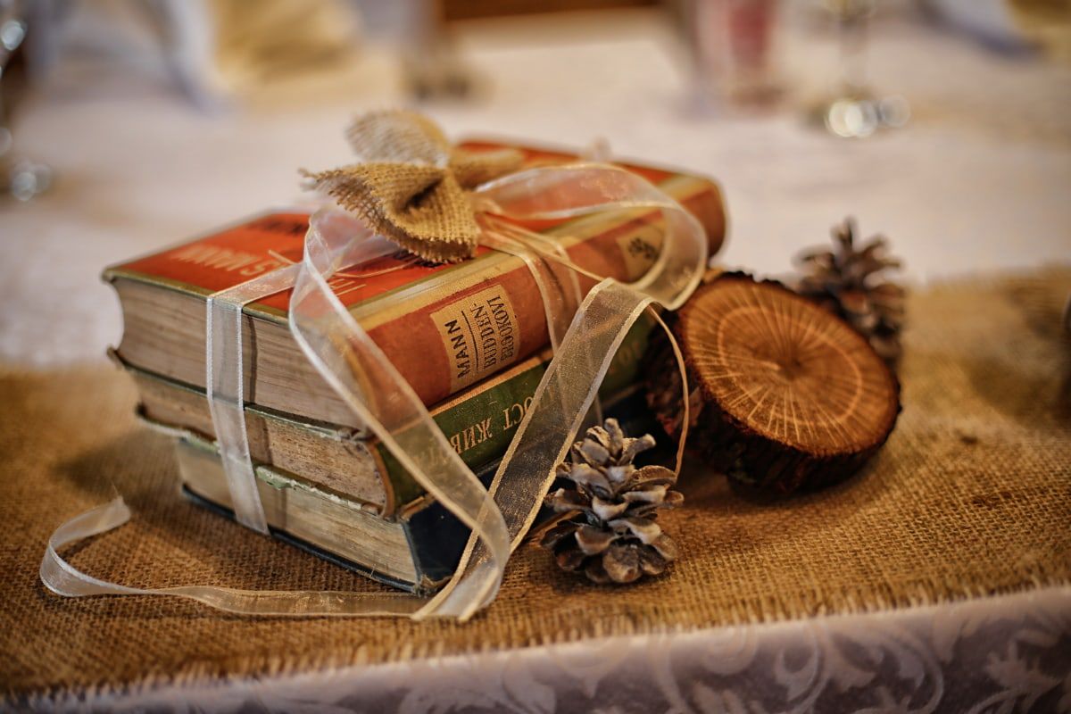 Подарить книгу на новый год. Книга в подарок. Красивые книги в подарок. Книжный подарок. Подарок на новый год.