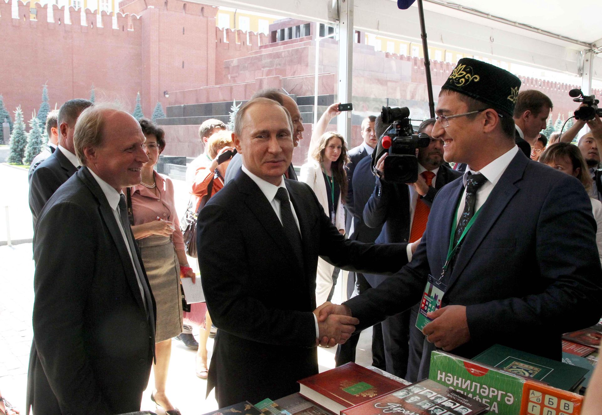В 2015 году Владимир Путин  посетил  впервые проводившийся книжный фестиваль на Красной площади / Фото: Константин Завражин/РГ