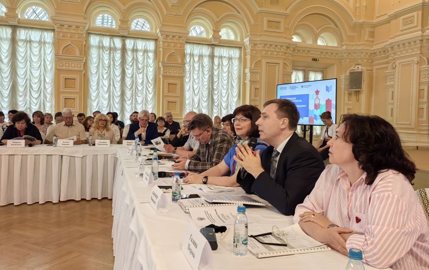 С микрофоном - начальник отдела поддержки литературного процесса, книжных выставок и пропаганды чтения Минцифры Александр Воропаев, спрва от него - Светлана Зорина