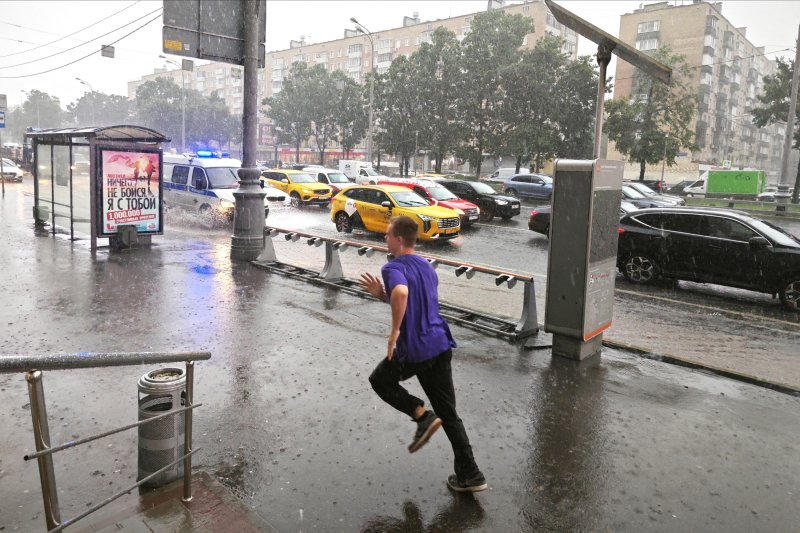 В Москве - ураган: на улице сильный ливень и порывы ветра до 23 м/с.  / Александр Корольков