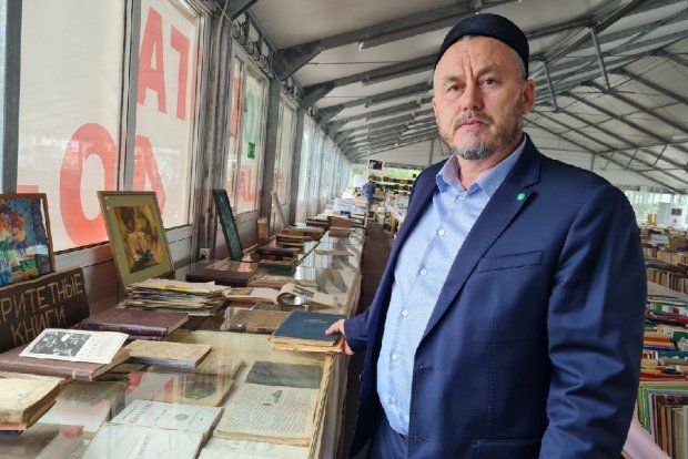 Рузиль Бурангулов: Раритетные издания нельзя продавать дешево. Они могут вновь оказаться в макулатуре - что легко досталось, люди не берегут. Фото: Ирина Чечурина/РГ