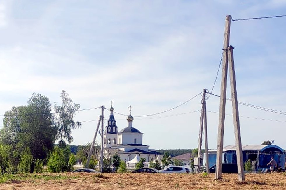 То самое поле в деревне Губино, где на сцене появлялись Дмитрий Певцов и Тутта Ларсен, пели монастырские хоры и шла театральная постановка по роману 'Идиот' / Елена Яковлева
