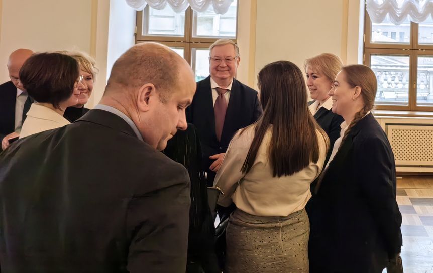 Новопереизбранный президент РКС Сергей Степашин (в центре) принимает поздравления