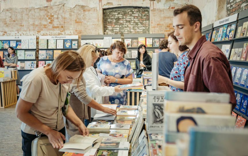 Книжная ярмарка Фестиваля идей имени Менделеева в Тобольске / Пресс-служба Фестиваля идей имени Менделеева