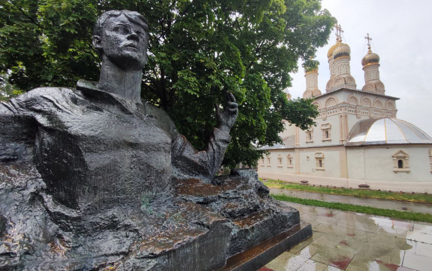 Памятник Сергею Есенину в Рязани. На фоне - Церковь Спаса Преображения на Яру / Екатерина Коновалова/ГодЛитературы.РФ