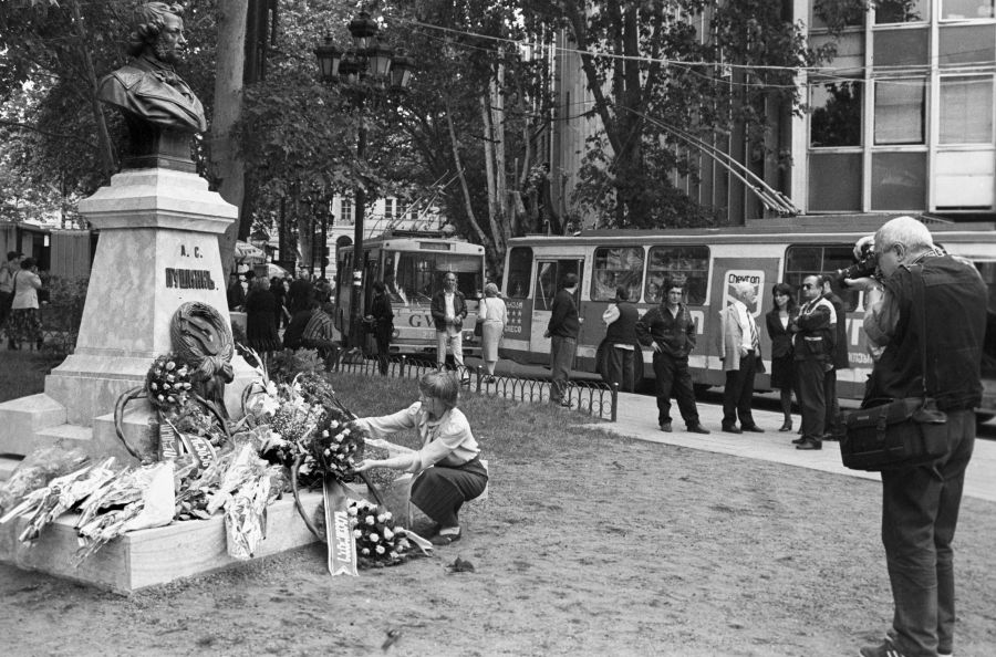 У памятника русскому поэту А.С. Пушкину в Тбилиси,  06.06.1999 / Рухкян Давид Кредит: РИА Новости