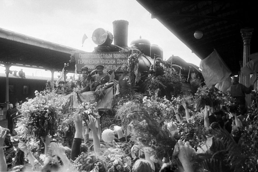 С днем Победы! Стихи 1945 года/ Встреча воинов-победителей на Белорусском вокзале в Москве. На паровозе лозунг 'Слава доблестным воинам героической Красной Армии, армии - победительнице'.  25.08.1945/ Фото: Израиль Озерский, РИА Новости