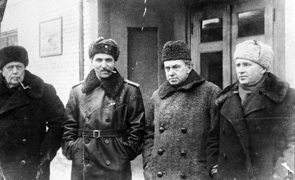 Цикл публикаций о Ташкенте  Игоря Вирабова. Комиссия по расследованию злодеяний фашистов и их пособников на оккупированных территориях СССР. Писатели А. Толстой, К. Симонов, И. Эренбург и начальник отдела Чрезвычайной государственной комиссии Д. Кудрявцев (слева направо).  Фото: И. Кудрявцев/РИА Новости. / журнал 'Родина'