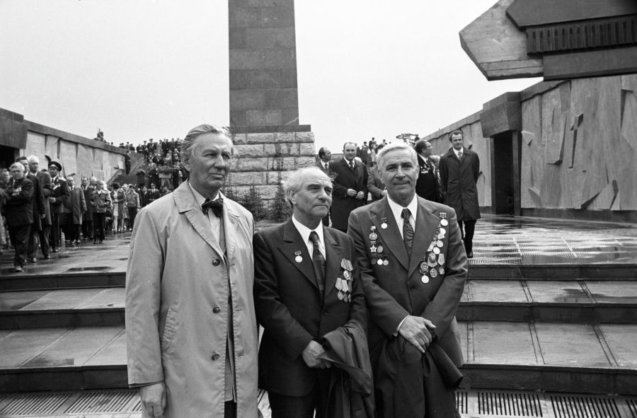  Поэт Михаил Дудин (слева), скульптор Михаил Аникушин, архитектор Сергей Сперанский у монумента в честь героической обороны Ленинграда / Никитин/ РИА Новости