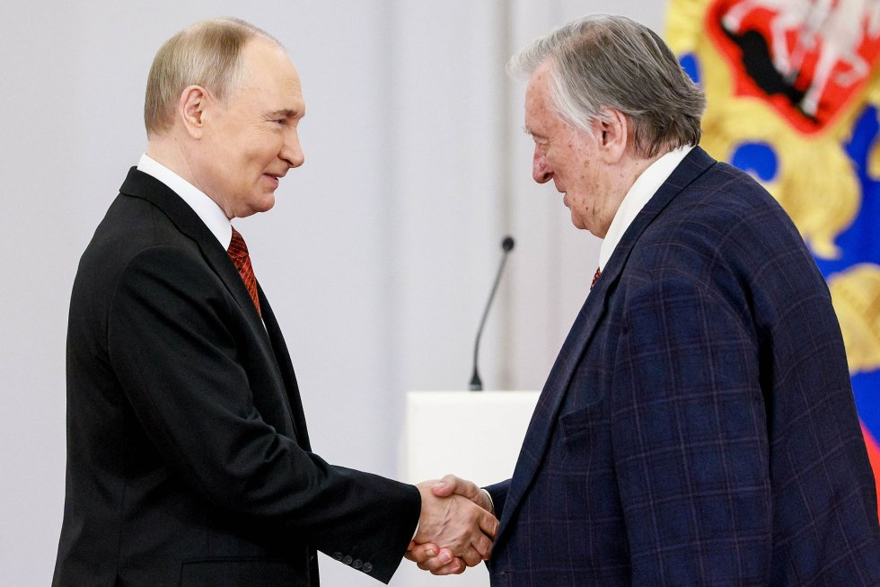 Владимир Путин и писатель Александр Проханов (слева направо), удостоенный звания Героя труда РФ, на церемонии вручения государственных премий и наград в Большом Кремлевском дворце в День России / Александр Щербак/ТАСС
