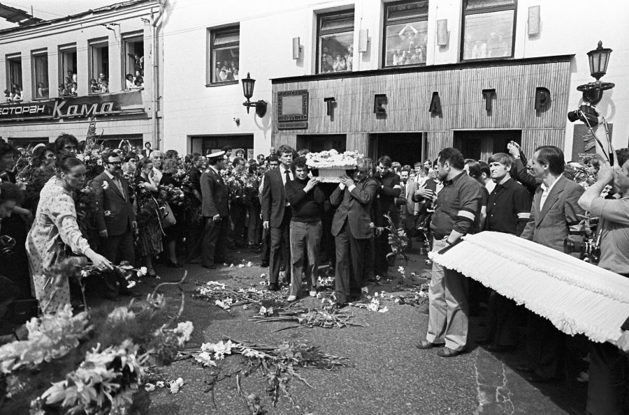28.07.1980 Гражданская панихида и церемония прощания с Высоцким в здании Театра на Таганке в Москве 28 июля 1980 года. Гроб выносят: Валерий Янклович, Юрий Любимов и Вениамин Смехов. / Анатолий Гаранин/ РИА Новости