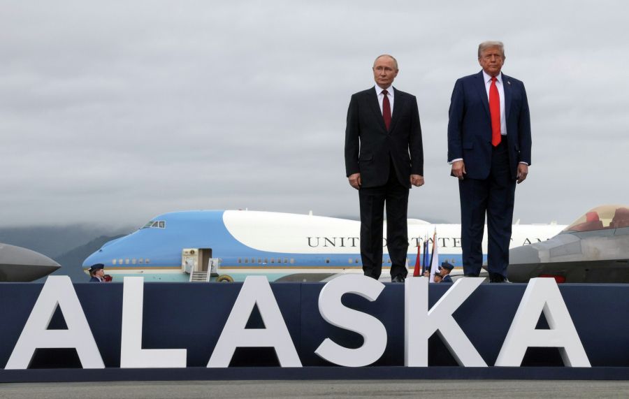 15 августа 2025. Президент РФ Владимир Путин и президент США Дональд Трамп (справа) во время встречи на военной базе Эльмендорф-Ричардсон на Аляске / Гавриил Григоров/РИА Новости