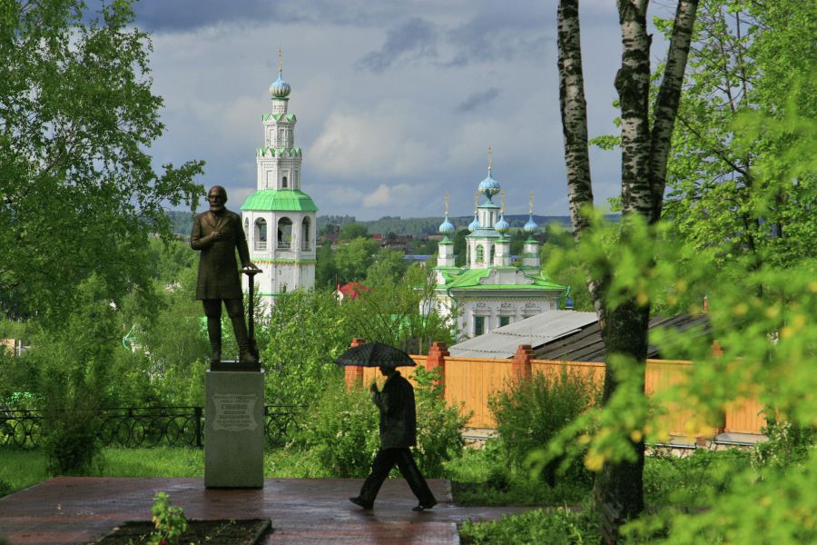 Памятник чаеторговцу купцу Александру Губкину и церковь Спаса Преображения в городе Кунгур, Пермский край. / Мария Ващук / РИА Новости