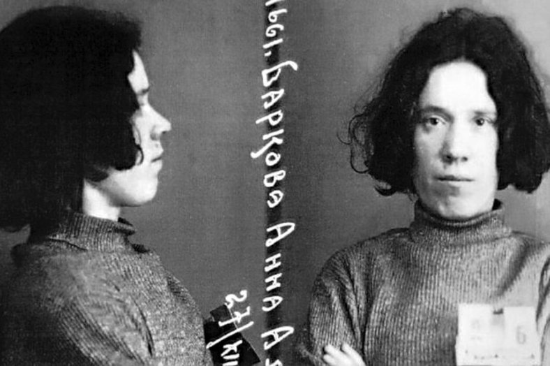 Анна Александровна Баркова (3 (16) июля 1901, Иваново-Вознесенск — 29 апреля 1976, Москва) — русская поэтесса, прозаик, драматург и публицист, проведшая более двадцати лет в советских лагерях. Фото из уголовного дела. 1934 год.
