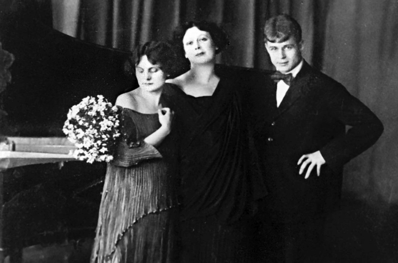 Сергей Есенин с Ирмой и Айседорой Дункан, 1920 год / Getty Images